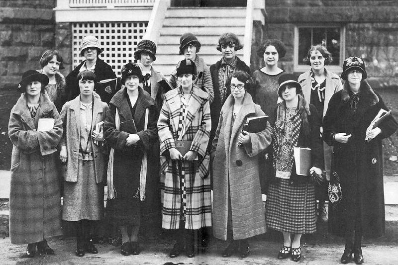Резултат с изображение за В Оксфордския университет са приети като студенти за първи път жени.