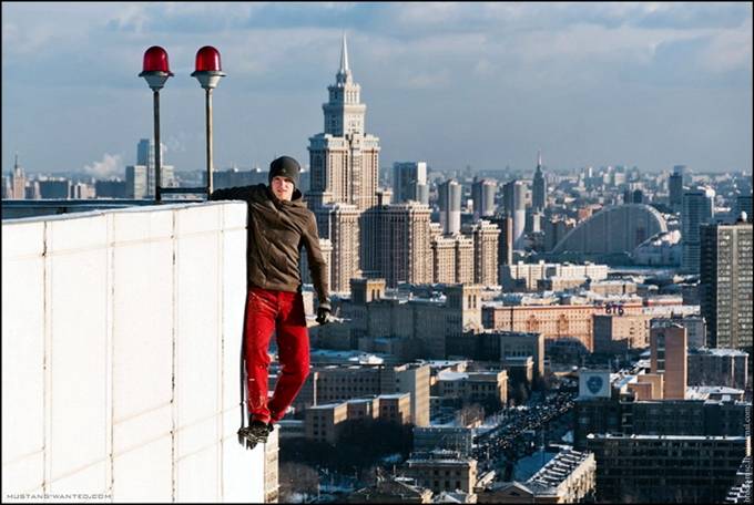26-year-old Kiev ekstremal Paul, hiding under the pseudonym Mustang Wanted, recently became the star of the global Internet. He calls himself a tracer, and his hobby – Freerunning – the art of movement and overcoming obstacles in difficult urban terrain.