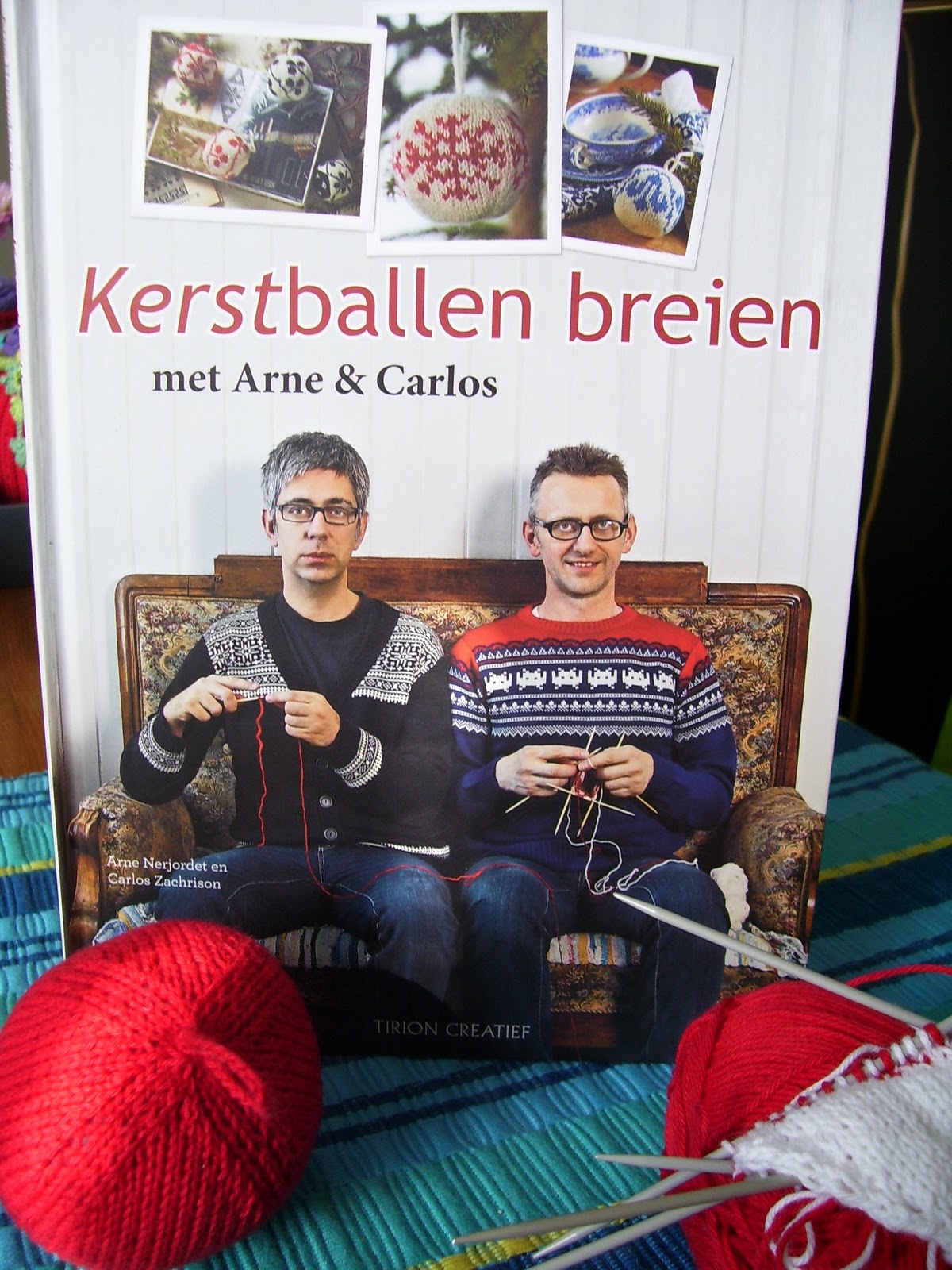 rafels en rozen Kerstballen breien.