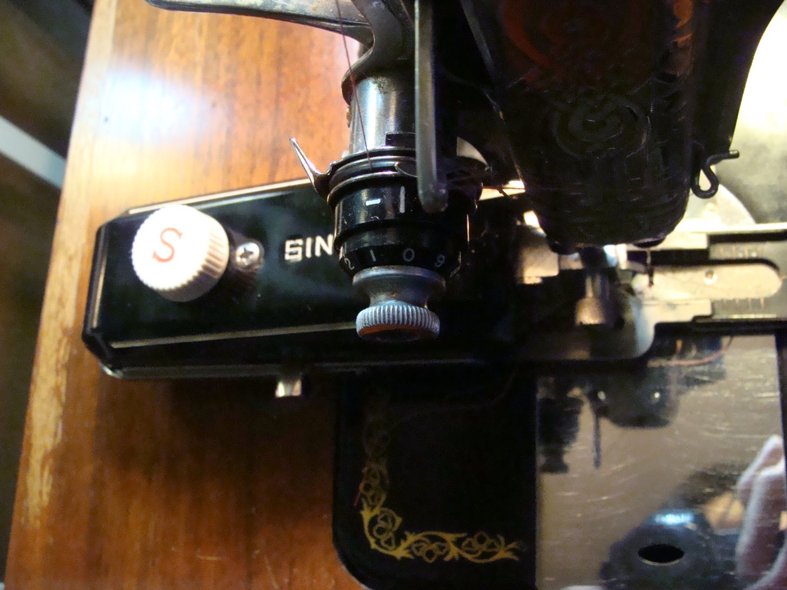 Red Tin Inn Tutorial on using a Singer buttonholer