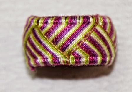 http://madame-ofelya.blogspot.fr/2014/06/tutorial-embrodered-rings-part-1.html