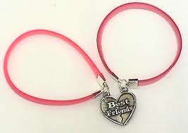 Ahora estan muy de moda las pulseras y collares de B.F.F. ¿Tu ya tienes el tuyo? Regalale a tu megor amiga. Hay de dos y de tres.