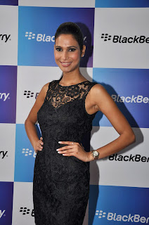 Femina Miss India-2012 inaugurate Blackberry mobile store 