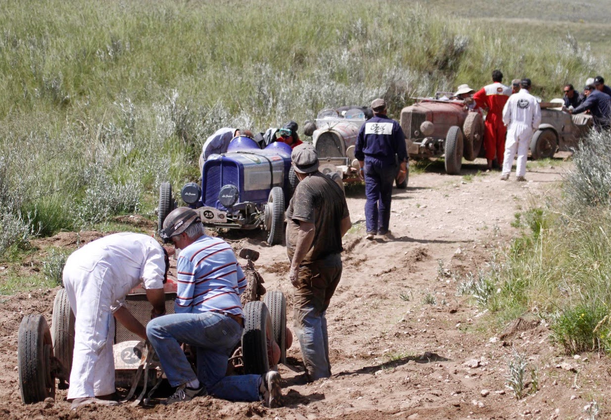 Pilotos e navegadores são mecânicos e rebocadores, uns dos outros. Pilotos e navegadores são mecânicos e rebocadores, uns dos outros.