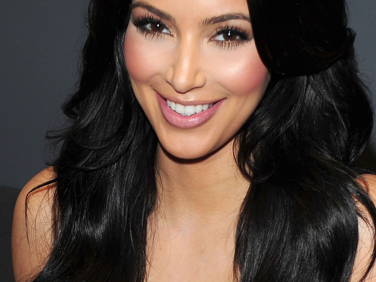 http://2.bp.blogspot.com/-1FqCvwLT0d4/UNrinY_pKuI/AAAAAAAAK3E/hR2pHkXWjBs/s1600/Kim-Kardashian-Hot-Wallpapers-3.jpg
