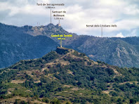 El Castell de Torelló i el Santuari de Bellmunt des de la cinglera per sobre la Resclosa de Can Casarramona El Castell de Torelló i el Santuari de Bellmunt des de la cinglera per sobre la Resclosa de Can Casarramona
