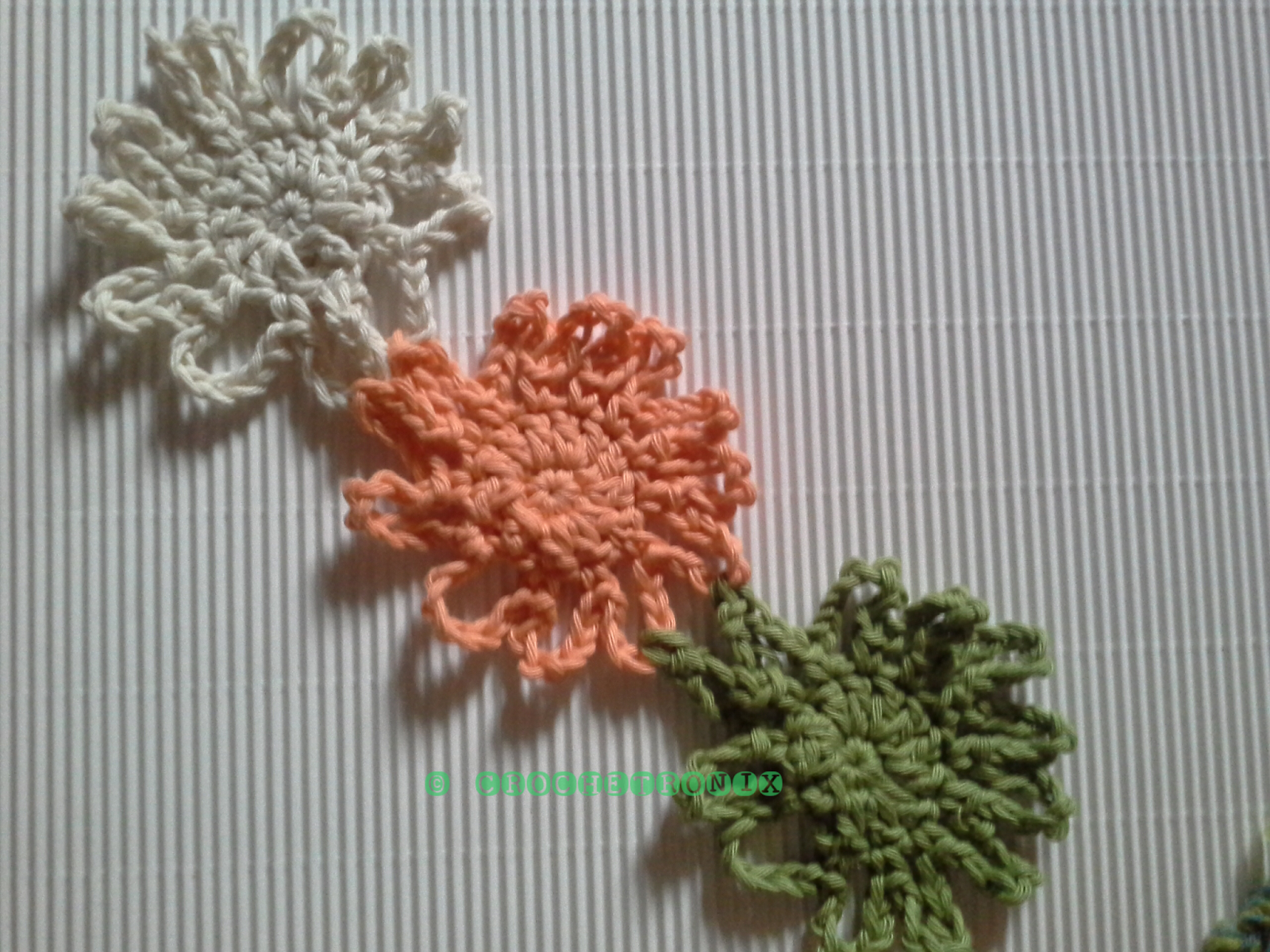 crochetronix Joining crochet flower motifs