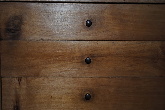 Ahora toca lijarlo, tapar todos los agujerillos y restaurar el trozo