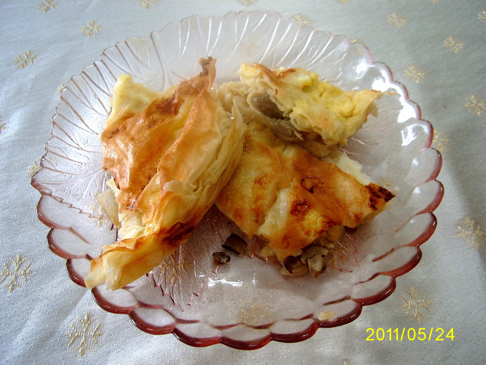 mantarli tepsi böreği