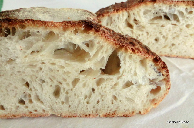 Pane con autolisi a lievitazione naturale con farina 0 e semi misti