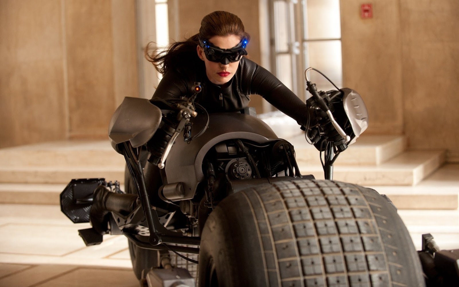 http://2.bp.blogspot.com/-1ItABBd2Jkc/TlmZafjmLeI/AAAAAAAAIdA/UORVWC2-9nc/s1600/anne-hathaway-as-catwoman-1920x1200_HD_wallpaper.jpg