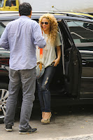 Shakira steps out of her car