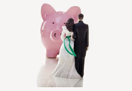 Dinero en las bodas En estos meses de primavera y verano, es muy habitual recibir invitaciones de boda de amigos, familiares, compañeros de trabajo… Y desde hace unos años, la convención social permite que la invitación llegue acompañada de un número de cuenta bancaria en el que se espera que ingresemos nuestro regalo, en metálico.