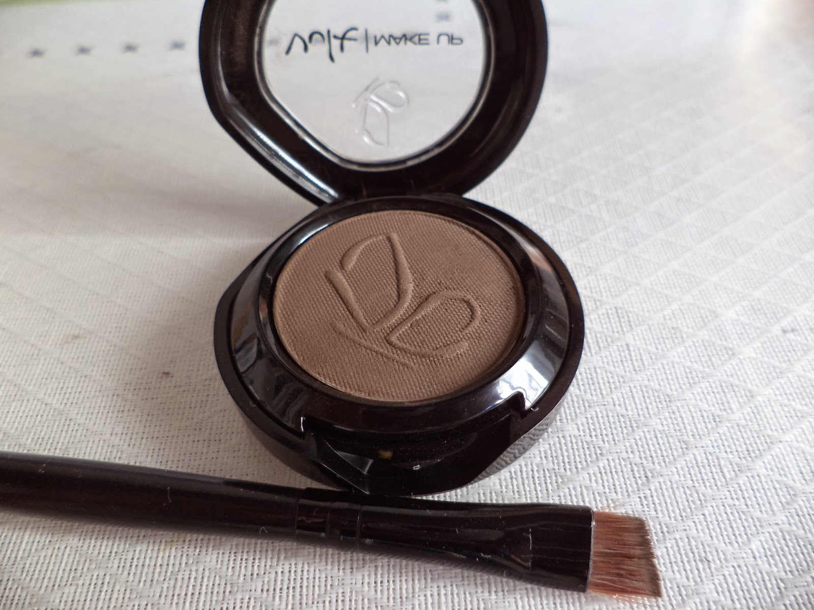 Dani Gomes Makeup Sombra Vult para sobrancelha