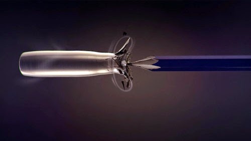 「ペンは銃よりも強し」を視覚化した映像。鉛筆がクラッシュし、銃の弾丸を破壊するシンプルな映像だけに迫力がある。