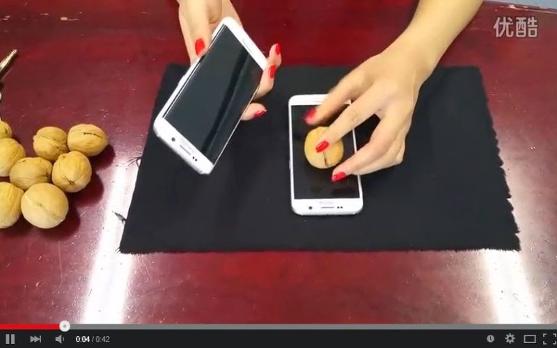 Uji Tangguh, Galaxy S6 & S6 Edge Digunakan untuk Buka Kacang Uji Tangguh, Galaxy S6 & S6 Edge Digunakan untuk Buka Kacang