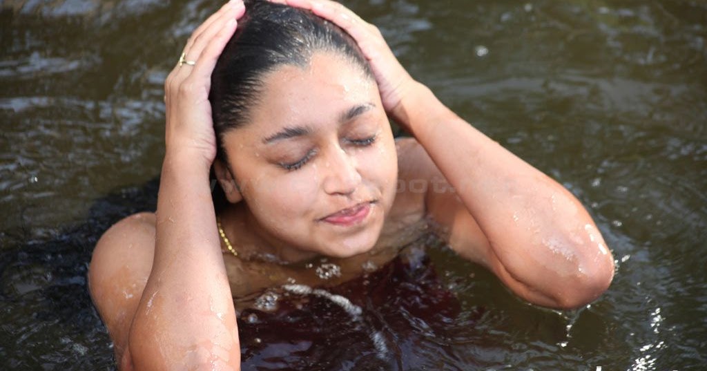 andrea jeramiah hot navel show in saree thiruppangal movie