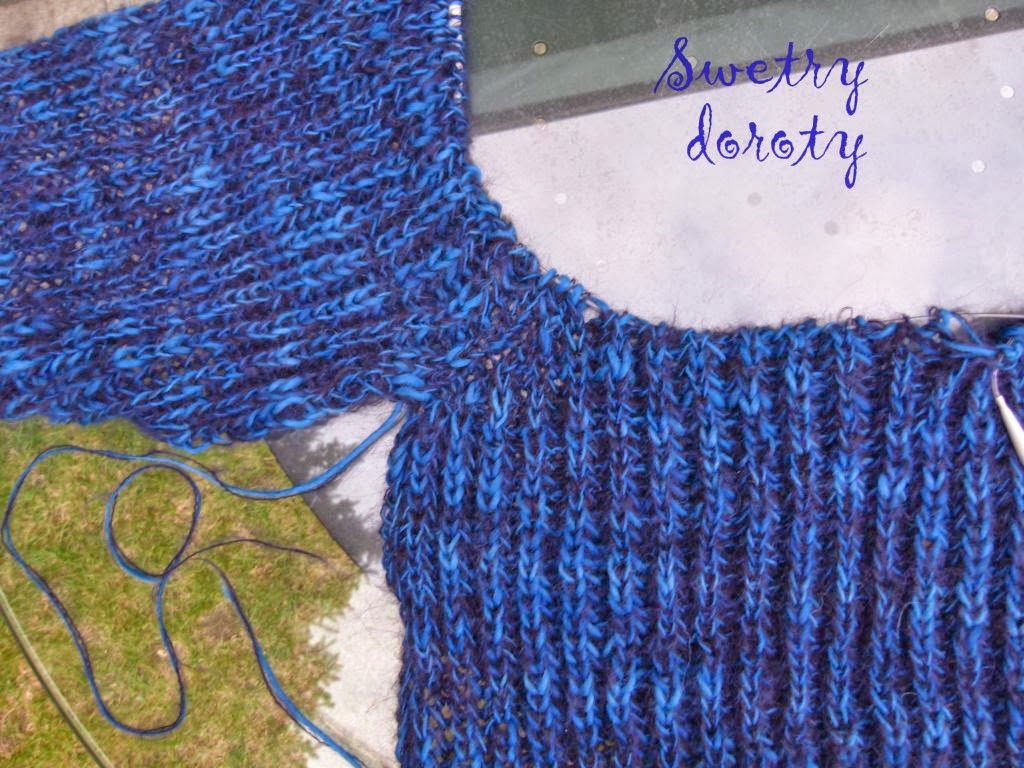 swetry doroty: Kursik - sweter robiony ściegiem patentowym