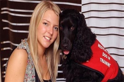 Cão ajuda menina doente. Cão ajuda menina doente.
