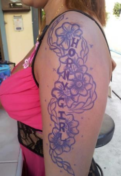 tatuaje que dice: horny girl