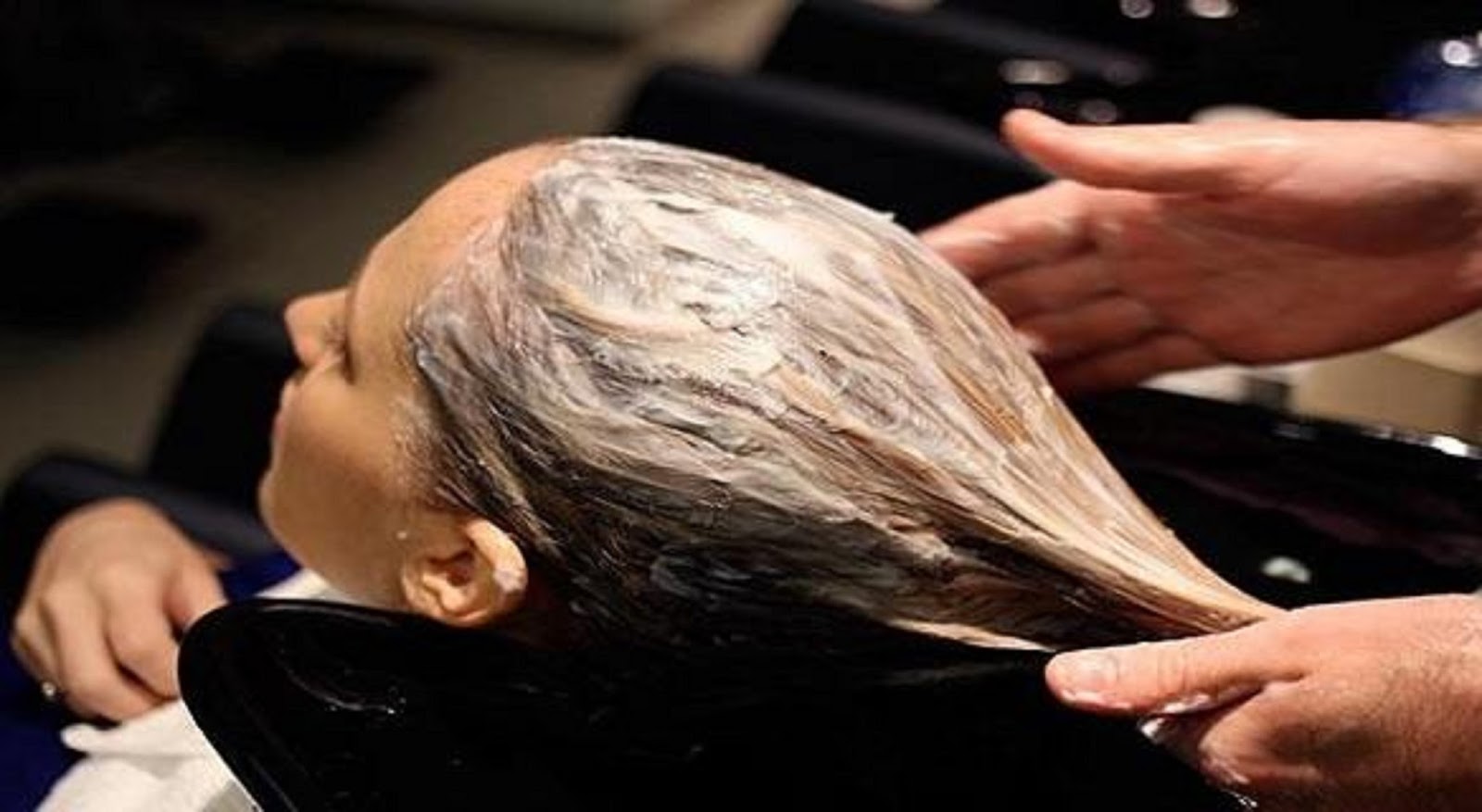 Le masque pour les cheveux des avocats sur les cheveux propres