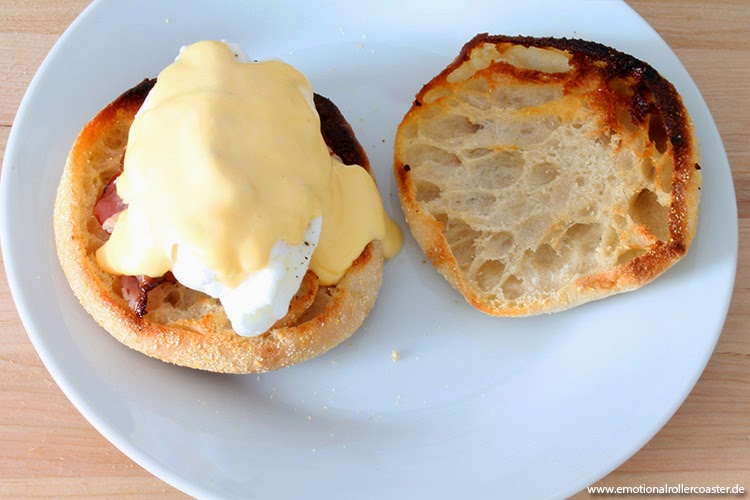 Eggs Benedict mit Speck, Ei und Sauce Hollandaise