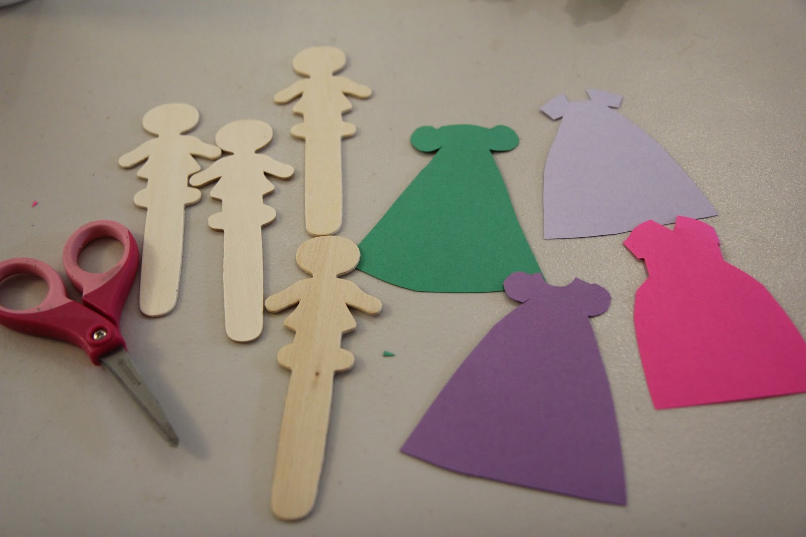 Toddler Approved! Popsicle Stick Princess Craft {Mom and Tot Craft Time}