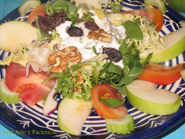 Waldorf Salad (Ensalada de manzana, nueces y salsa de yogur)