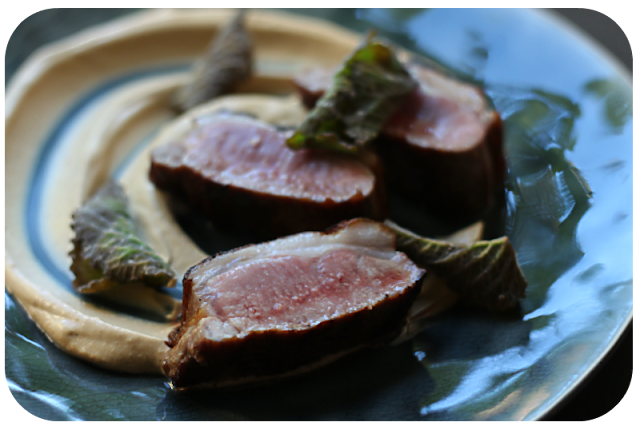 Dry aged Lammlachse vom schottischen Weideschaf, Blumenkohlpüree mit Zimtblüten und Sternanis, frittierter Jamaica-Thymian | Arthurs Tochter Kocht von Astrid Paul Dry aged Lammlachse vom schottischen Weideschaf, Blumenkohlpüree mit Zimtblüten und Sternanis, frittierter Jamaica-Thymian | Arthurs Tochter Kocht von Astrid Paul