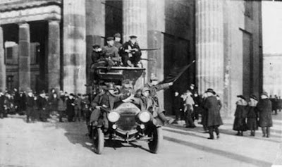 Puerta de Brandenburgo, a fines de 1918 e inicios del 1919: ahora son los revolucionarios los que desfilan.