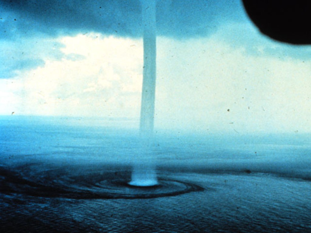 http://2.bp.blogspot.com/-1aYW_rEXTso/TZvd2vLcBzI/AAAAAAAABl8/_aVTuaHSKjE/s1600/bermudastorm2.jpg