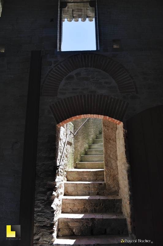 Escalier d'une tour des remparts de Carcassonne photo pascal blachier