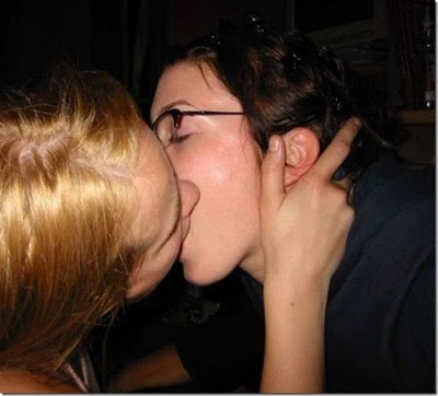 kissing girls images