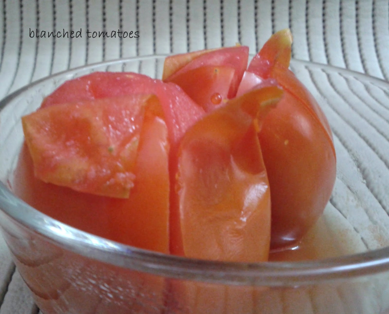 http://www.paakvidhi.com/2015/04/how-to-blanch-tomatoes-in-microwave.html