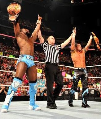 los campeones en pareja de la wwe celebrando victoria