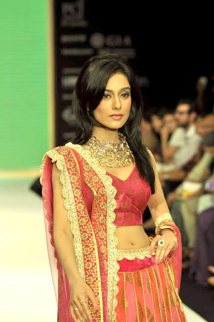 Amrita Rao walks the ramp for Agni Gold at IIJW-2012