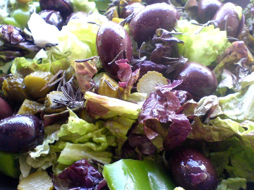RAWk Me! Kalamata Olives, Lettuce, and Green Pepper Salad