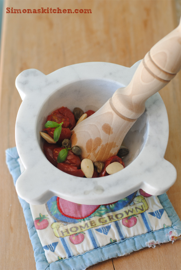 Fusilli di Farro con Pesto di Pomodorini Secchi, Mandorle E Capperi