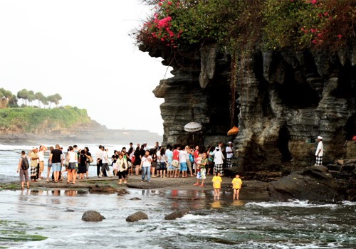 Goa Air Suci Tanah Lot Tabanan Bali Menyambangi Goa Air Suci di Objek Wisata Tanah Lot Tabanan Bali