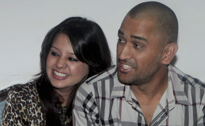 http://2.bp.blogspot.com/-1ge6jnmtCSk/TZzIRfgiuMI/AAAAAAAAKAY/I5oURzWR4JU/s800/Dhoni_With_Wife_Sakhi_Dhoni_2.jpg