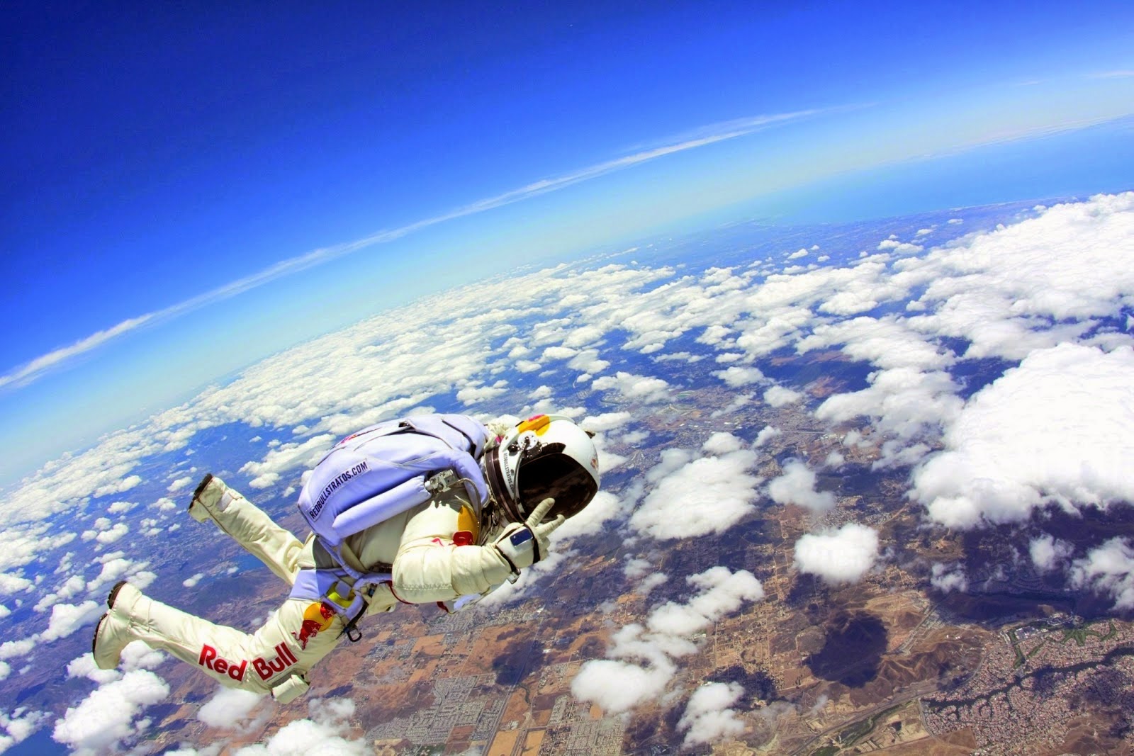 Astronauta Bajando el cielo azul.
