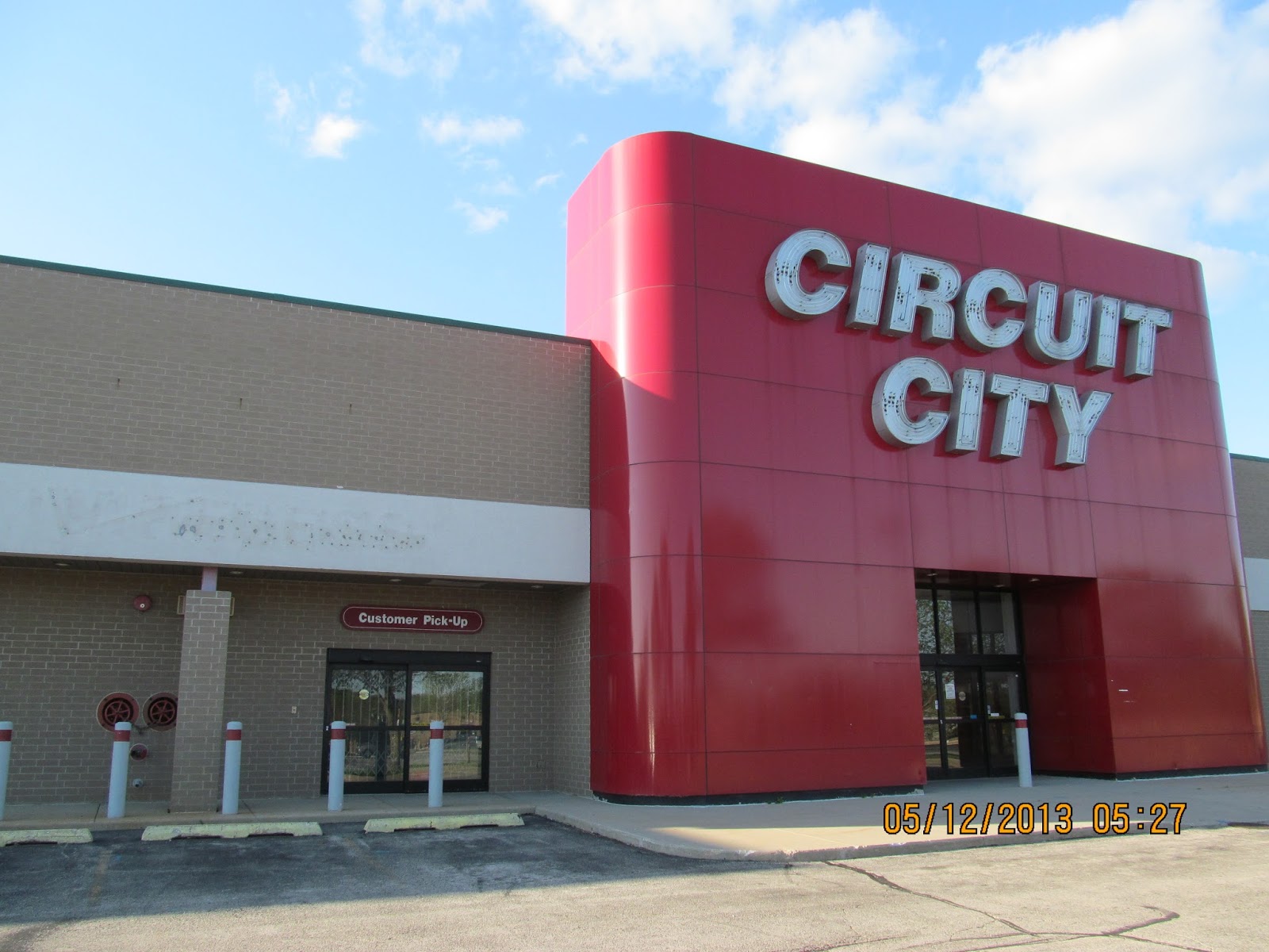 Trip to the Mall Former Circuit City in Rockford, Illinois