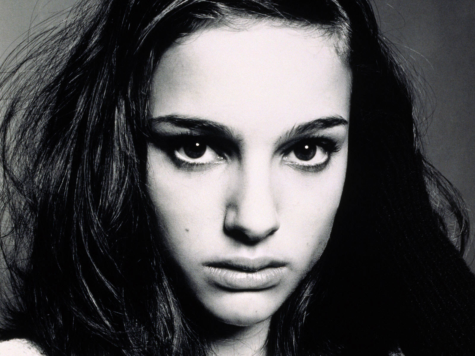 http://2.bp.blogspot.com/-1j-85u2KyCs/TtERNSVZYkI/AAAAAAAAJkE/wwTj81onaE0/s1600/Natalie_Portman_Teen_Girl_Wallpaper_hair.jpg