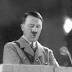 Hitler comiendo en su discurso