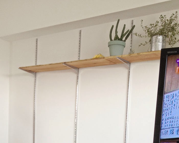 足場板古材で壁面収納棚をDIY
