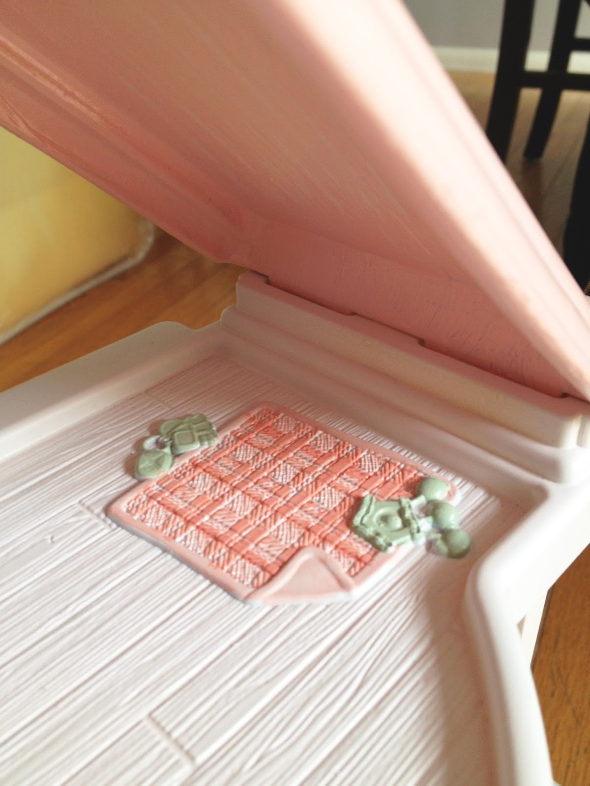 Turned to Design Painted Plastic Doll House