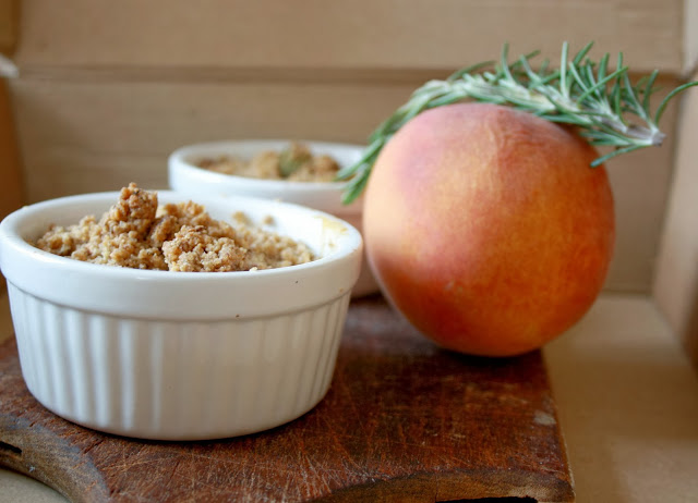 crumble alle pesche e mandorle