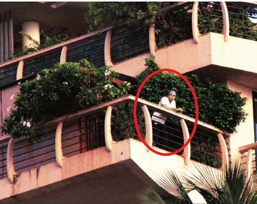 TumbRing: Spotted Ranbir Kapoor standing in the balcony of his Carter