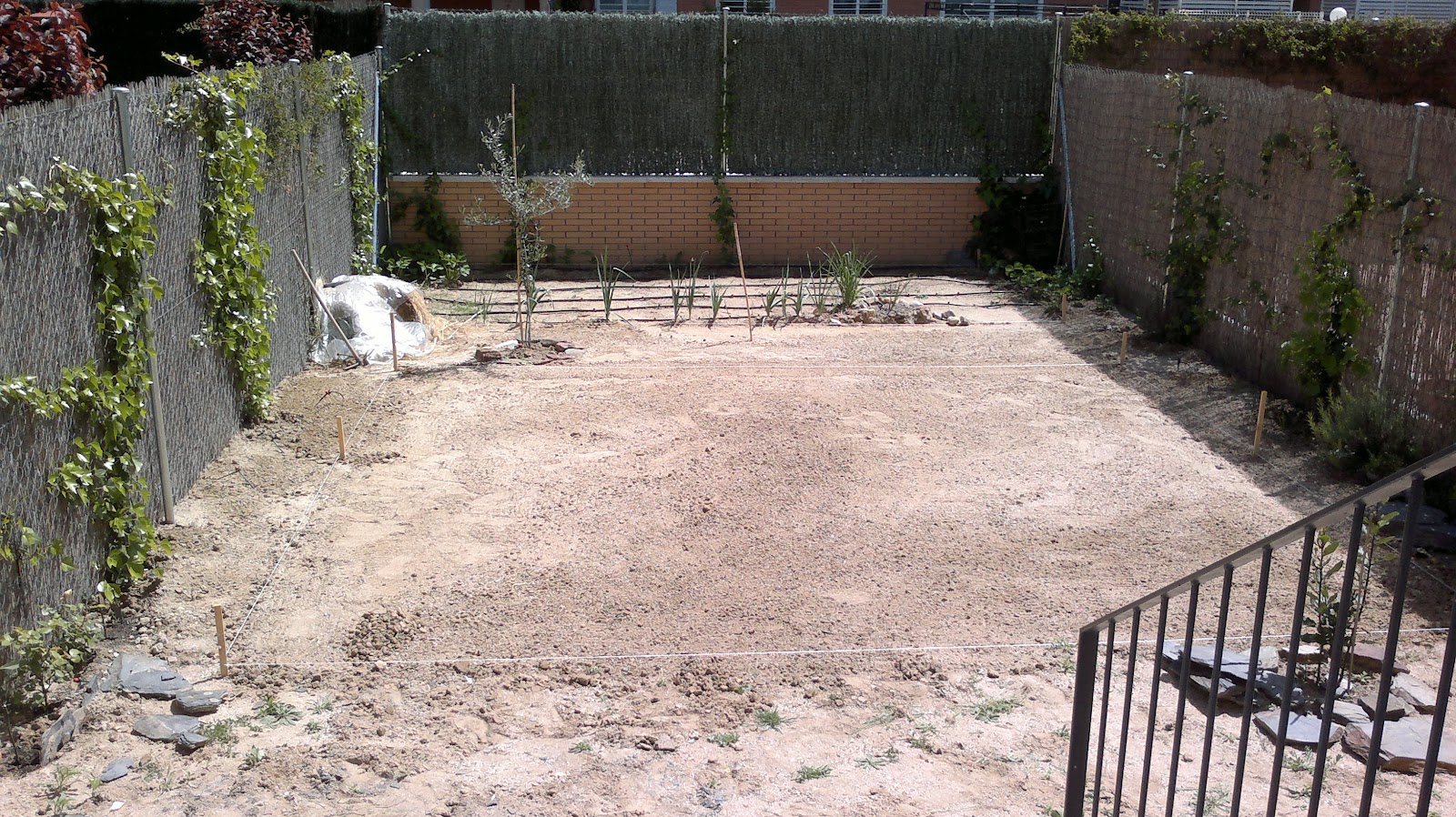 Aicanduit: Instalación de césped artifical (I)