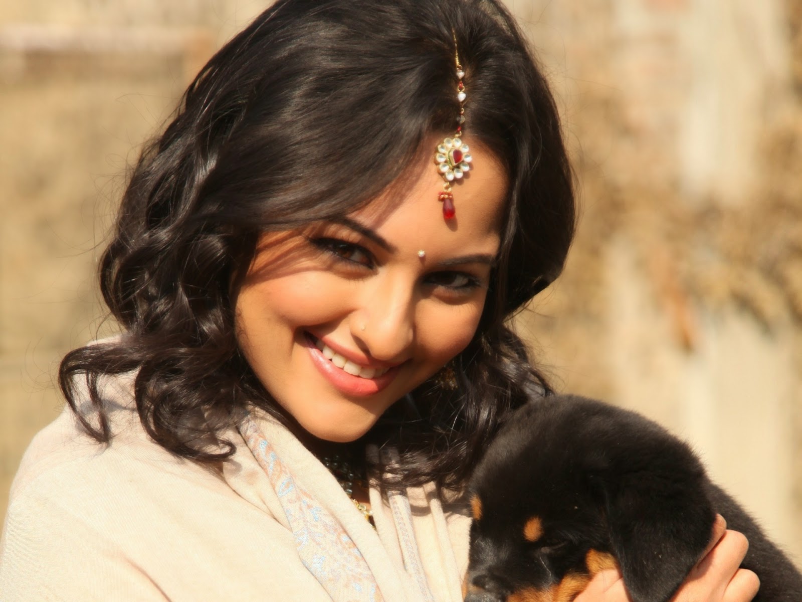 Sohnakshi Sinha 2015 New Photos and Wallpapers Sohnakshi Sinha 2015 New Photos and Wallpapers